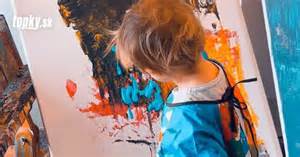 Dvojročný chlapec hrajúci sa so stavebnicou