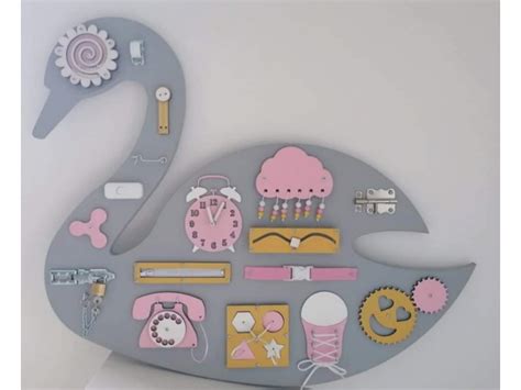 Detský aktivity board s rôznymi interaktívnymi prvkami