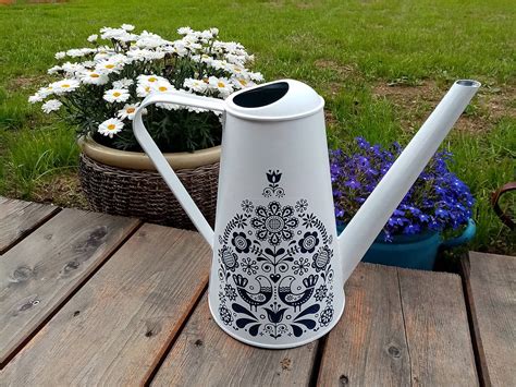 kočík s ľudovým motívom v exteriéri