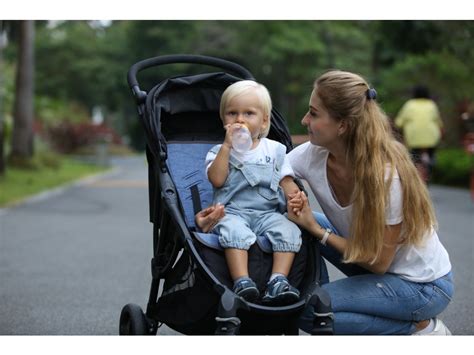 Dieťa v športovom kočíku