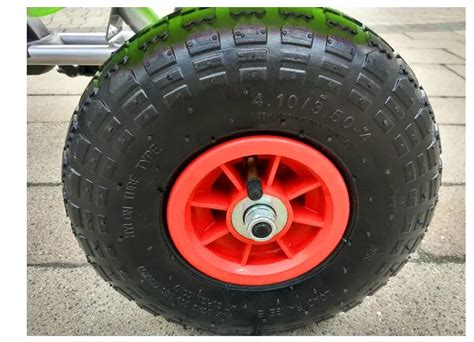 Detailný pohľad na nafukovacie kolesá a podvozok kočíka