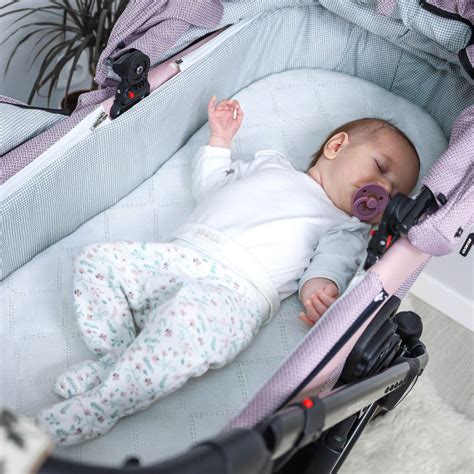 Čistenie koliesok detského kočíka