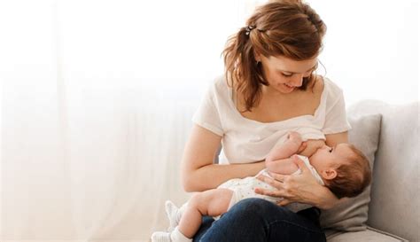 Matka drží dieťa pri dojčení v polohe na boku