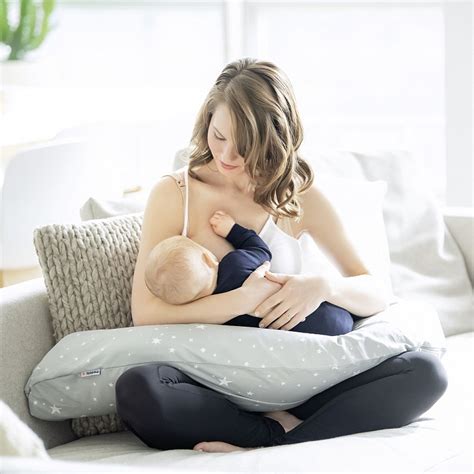 Dieťa v polohe na boku pri dojčení