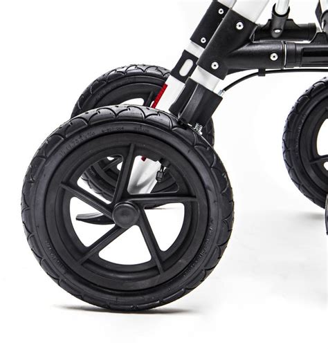 Detail hliníkovej konštrukcie kočíka s nafukovacími kolesami