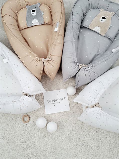 Detail priestrannej hlbokej vaničky s bábätkom a fusakom