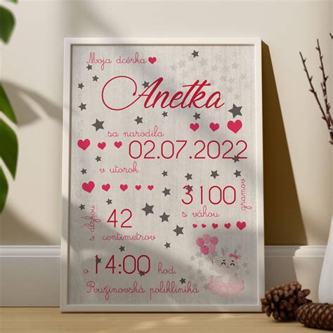 Ilustrácia novorodenca s rodičmi a symbolom peňazí