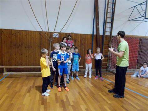 Skupina detí na tréningu s trénerom