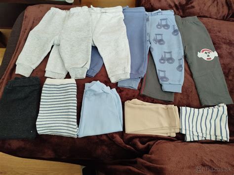 Sada detského oblečenia vrátane overalu a čiapky