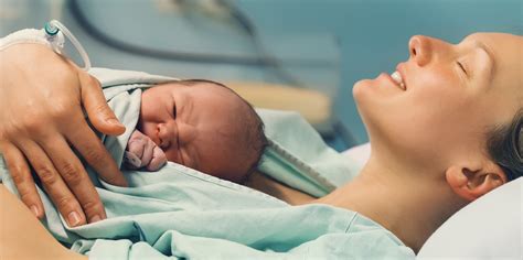 Mamička s bábätkom v kontakte koža na kožu