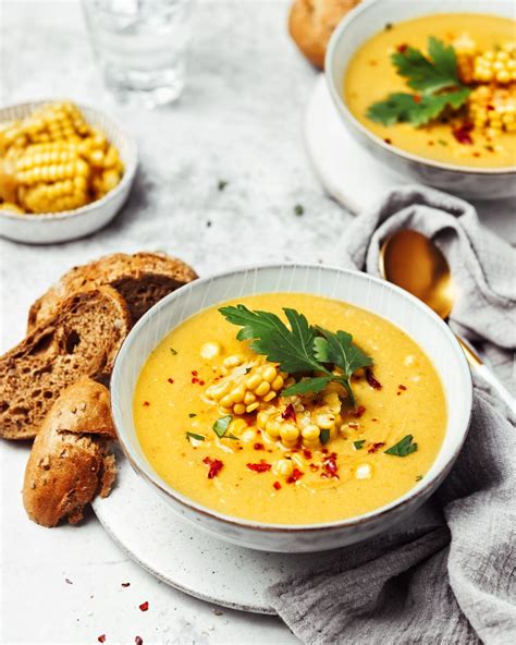 zlatistá kukuričná polievka v miske