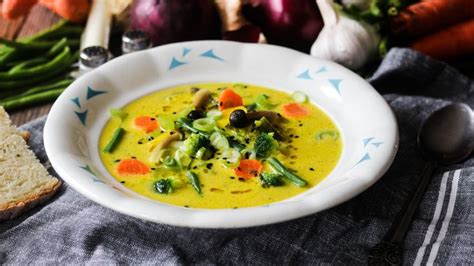 miska krémovej polievky s kokosovým mliekom a chilli