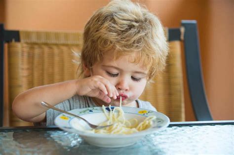 Dieťa jediace lyžičkou