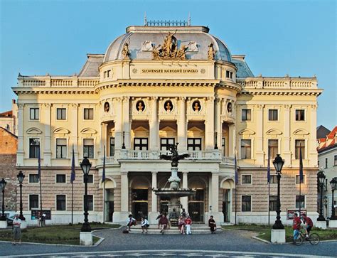 Historická budova Slovenského národného divadla v Bratislave