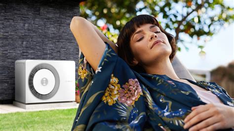 Žena oddychujúca na pohovke