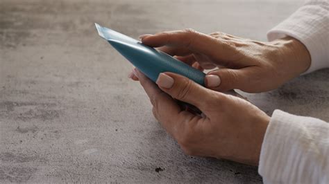 Dve ruky držia malé topánočky