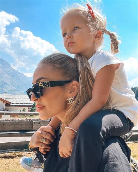 Lucia Sládečková s dcérou Lýdiou v lietadle