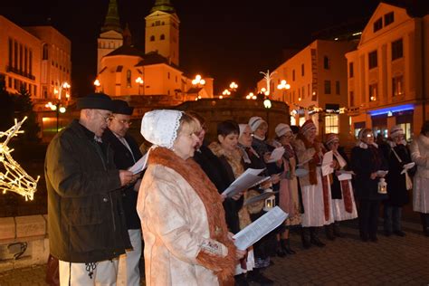 Slovenskí betlehemci v tradičných krojoch