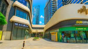 Ilustrácia rodiny používajúcej technológie bezpečne