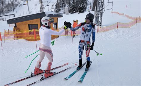 Detský lyžiar na svahu