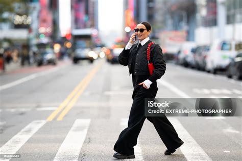 Ilustrácia ženy v biednom oblečení na ulici v New Yorku