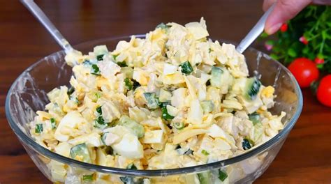 farebný šalát s kuracím mäsom a avokádom