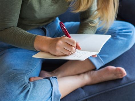 žena si zapisuje ciele do denníka