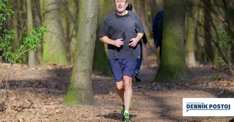 Muž stredného veku bežiaci v parku