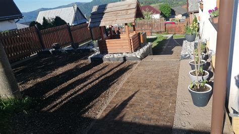 Mesto s chodníkom z kociek