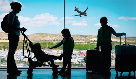 Rodina s kočíkom na letisku