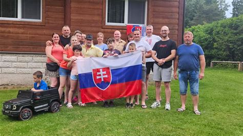 rodina spoločne upratuje