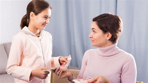 rodičia dávajú deťom darčeky