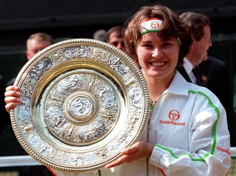 Martina Hingisová s trofejou z Wimbledonu 1997