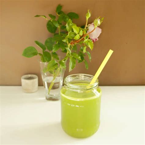 Zelená šťava v skle