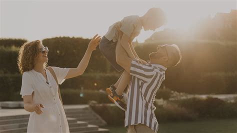 Ilustrácia rodiny, ktorá si užíva spoločný čas bez stresu