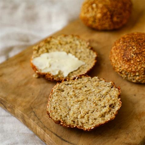 Ilustrácia pripravených raňajok - ovsená kaša a celozrnná žemľa so zeleninou