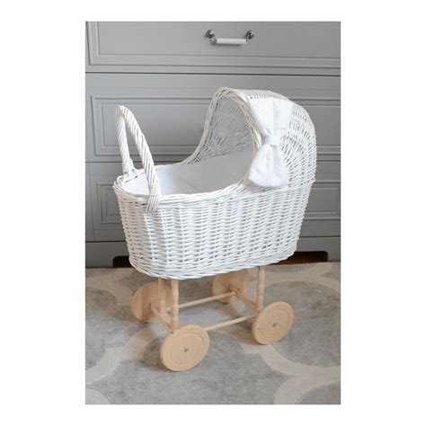 Ukážka rôznych topánok vyrobených pre bábiky rôznymi technikami