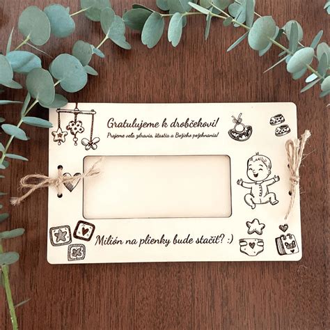 Ilustrácia bábätka s hračkou z dreva