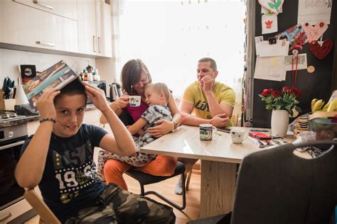 Rodinná fotografia Mirky Almásy s manželom a synmi