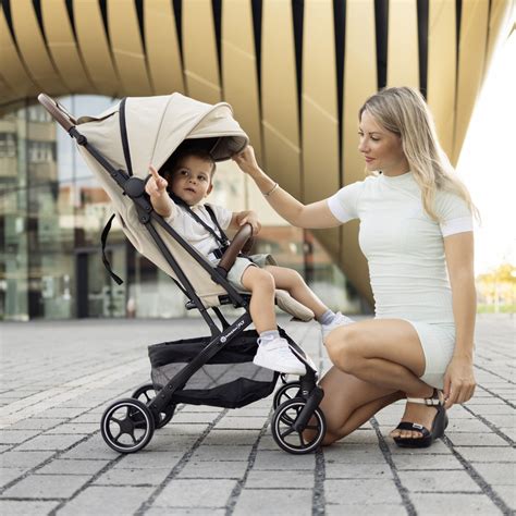 moderný športový kočík v parku