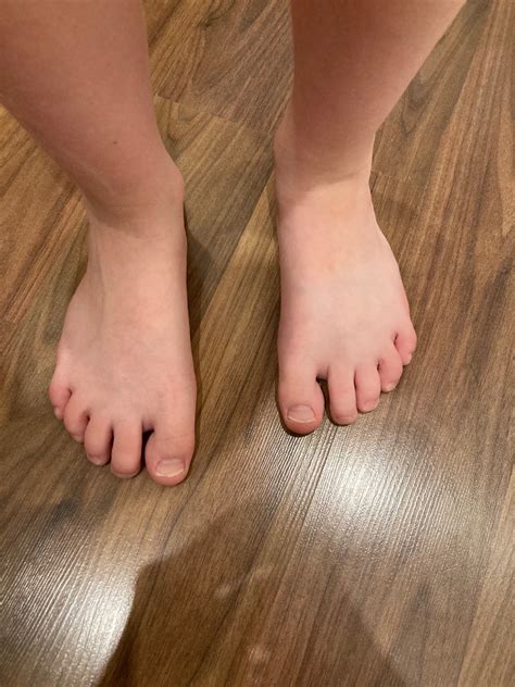 Dieťa si masíruje nohu