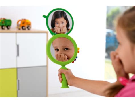 dieťa pozerajúce sa do zrkadla