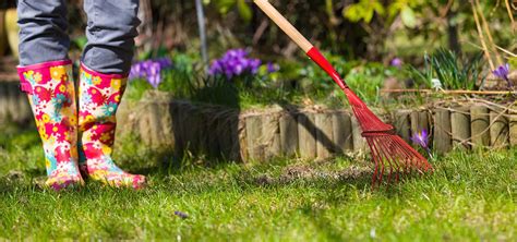 Deti pri práci v záhrade