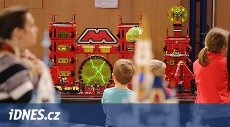 Dieťa stavia z lega