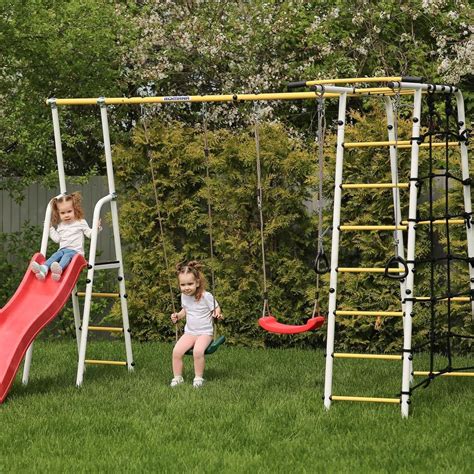 Dieťa šplhajúce na preliezke