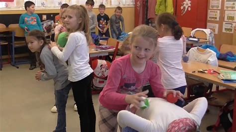 Dieťa si hrá s antistresovou loptičkou