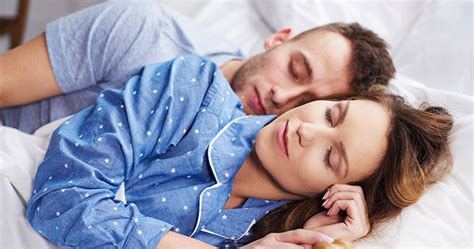 Pár ležiaci v posteli