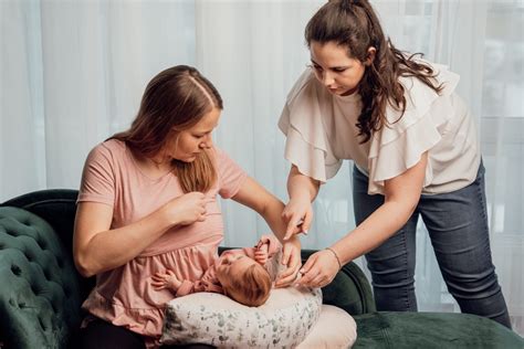 Laktačná poradkyňa pomáha matke