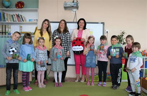 Dieťa sa lúči s rodičom pred materskou školou