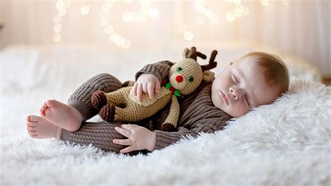 Ilustrácia novorodenca v kolíske